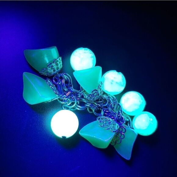 Lucite chunky plastic bracelet GLOWS - Picture 5 of 5